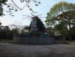 大宮公園の遊園地の飛行船回転アトラクションが夕方6時に閉店した瞬間。- そして誰もいなくなった -