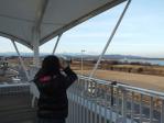 道の駅きたかわべの屋上から望遠鏡で栃木方面の山々を見る。