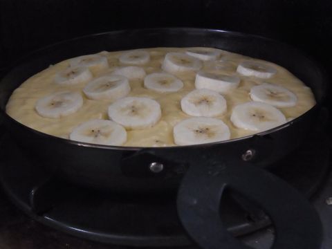すかさず輪切りバナナを並べて、コンロの弱火で約3分焼きます。