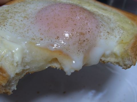 マヨネーズ土手の目玉焼きトーストうまし。でも卵がトロトロすぎる。