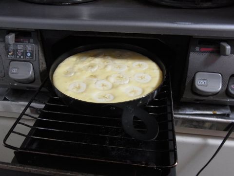 例によってコンロで焼いたあとに魚焼きグリルで焼きます。バナナに黒ずみが見られずきれいです。