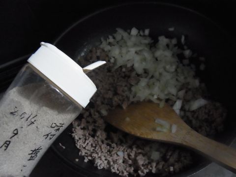 つづいて玉ねぎのみじん切りをいっしょに炒めて塩こしょうで味付けします。