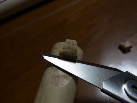 丸棒をナイフで削っていきます。こういう作業は切り出しナイフが使いやすいのでおすすめです。