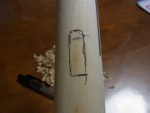 すりこぎの丸棒をつなぐ位置にペンで印を付けました。