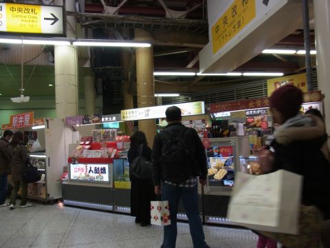おみやげ屋さんが立ち並んでいるのを見ると上野に来た実感がわきます。