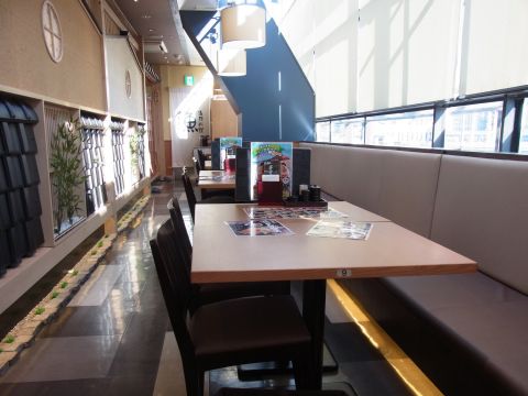 海鮮料理 薩摩魚鮮 UENO3153店の窓際の座席