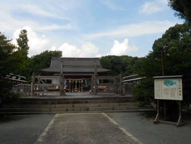 三柱神社と参道