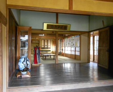 玄関式台より撮影、戸波半九郎屋敷・秋月の乱幹部直筆の辞世の句も屋敷内に展示