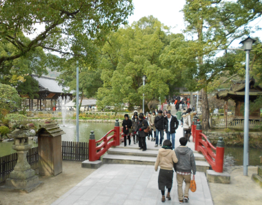 心字池・現在を表す平橋。左手噴水越しに見えるのは九州最大で最古の絵馬堂