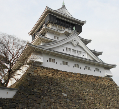 昭和３４（１９５９）年に再建された小倉城天守閣・平成１９（２００７）年に屋根瓦改修