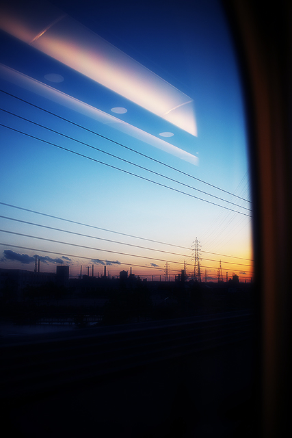 新幹線の車窓から眺める夕景