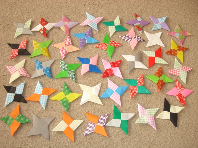 折り紙で手裏剣づくり 色を楽しむ 育児が楽しくなる簡単手作りハッピー生活