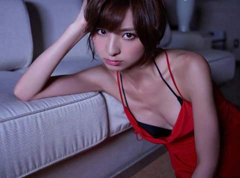 篠田麻里子 セクシードレス画像