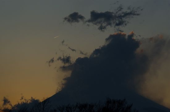 レーザー光みたいな飛行機雲