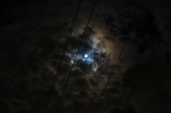 月の周りに青空が見えたのでまるで雲の上は昼間のよう