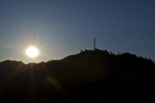 陽に映える鉄塔