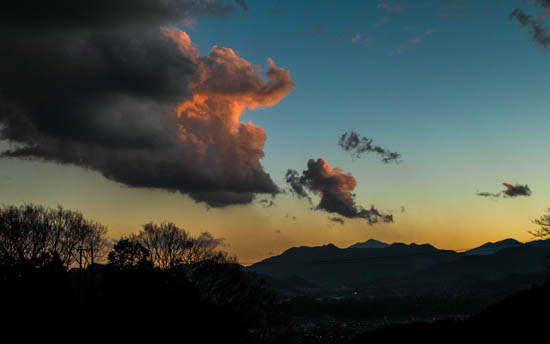 2012年最後の夕陽を浴びる雄大な雲