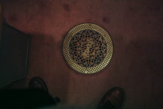 三越劇場の床の謎の装置
