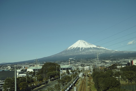 車窓から見える普通の富士山