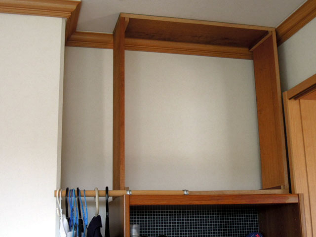 地震による家具の転倒防止用に　家具と天井の間に入れる枠を自作しました。