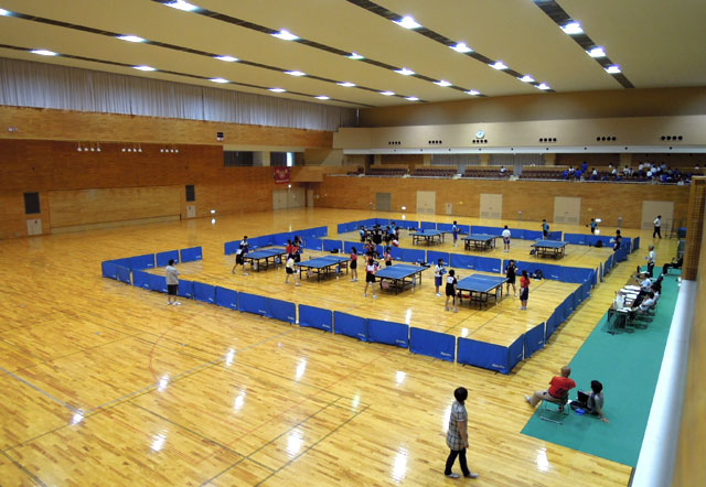 卓球の大会をやってる体育館