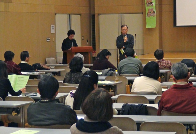 大阪労働者弁護団、在間秀和弁護士（右、立ち姿）の挨拶