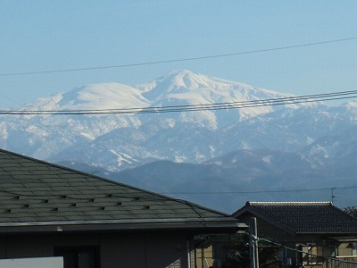 雪化粧している白山連峰の山々。