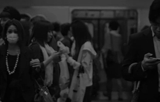 移動する電車の中から新宿駅のホームにいる人をハイスピードカメラで捉えた映像