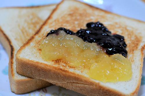 aomori cassis and apple jam on breakfast bread 241207 1-1-p-s
