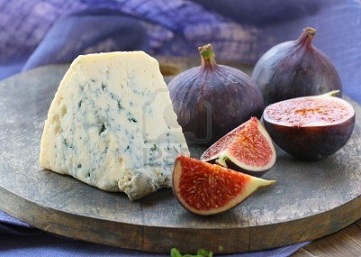 15424375-formaggio-blu-e-frutta-dolce-fichi-su-una-tavola-di-legno1.jpg