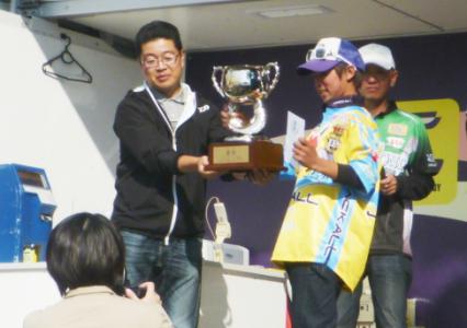 20121021M野尻湖2日目-優勝五十嵐プロ表彰