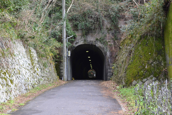 トンネル横
